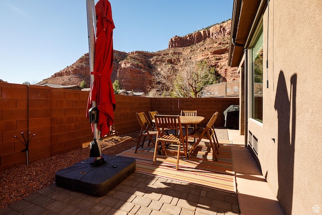 533 E Cutter Trl, Kanab, UT 84741 - view of patio with a fenced backyard, outdoor dining space, and a mountain view