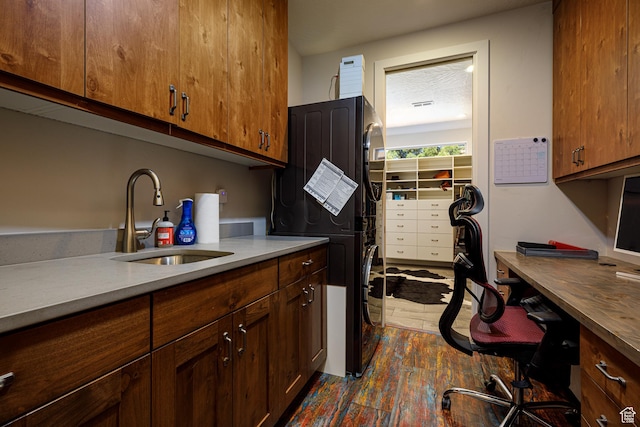 533 E Cutter Trl, Kanab, UT 84741 - kitchen with freestanding refrigerator, a sink, and dark wood finished floors