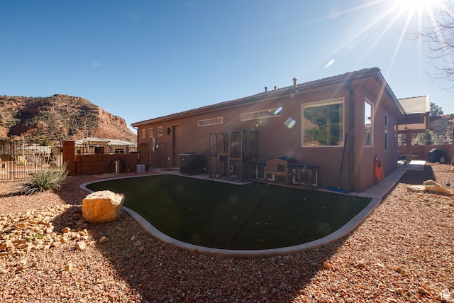 533 E Cutter Trl, Kanab, UT 84741 - back of property with stucco siding, fence, and a mountain view