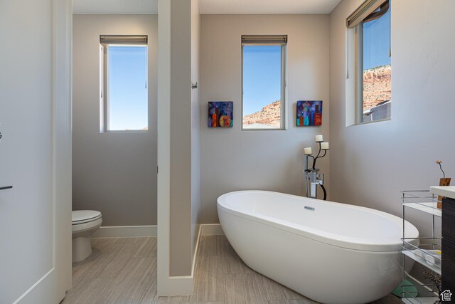 484 E Mohawk Dr, Kanab, UT 84741 - full bathroom featuring a soaking tub, baseboards, and toilet