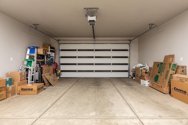 484 E Mohawk Dr, Kanab, UT 84741 - garage featuring a garage door opener