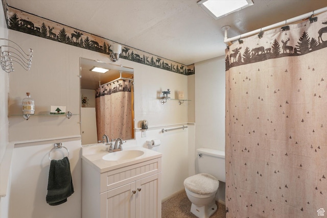 bathroom with a shower with curtain, toilet, and vanity