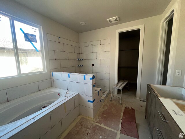 551 W Summerhill Ln, Centerville, UT 84014 - bathroom featuring a garden tub and visible vents