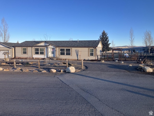 view of front of house featuring a fenced front yard
