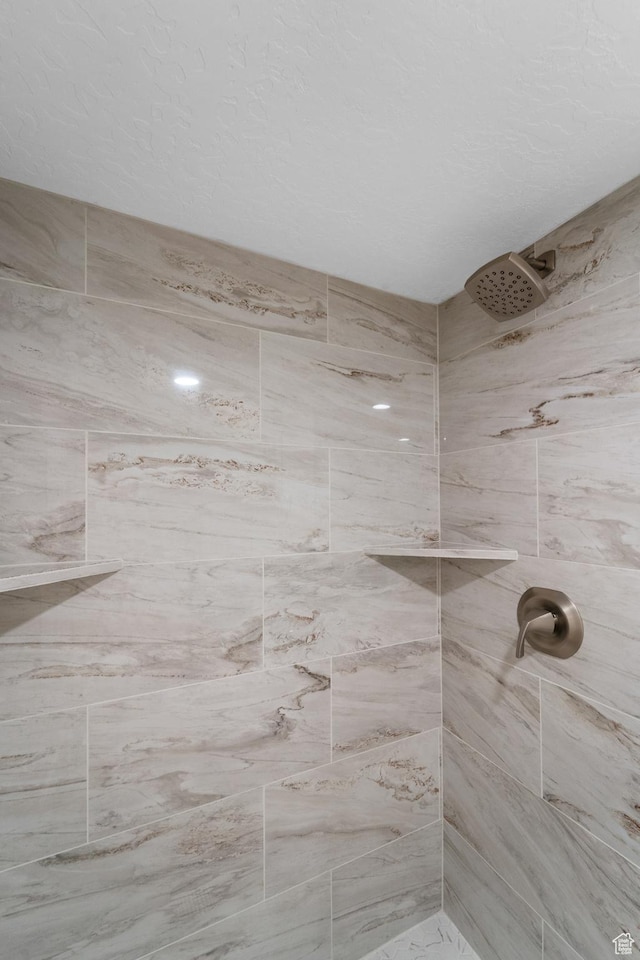 bathroom featuring a tile shower