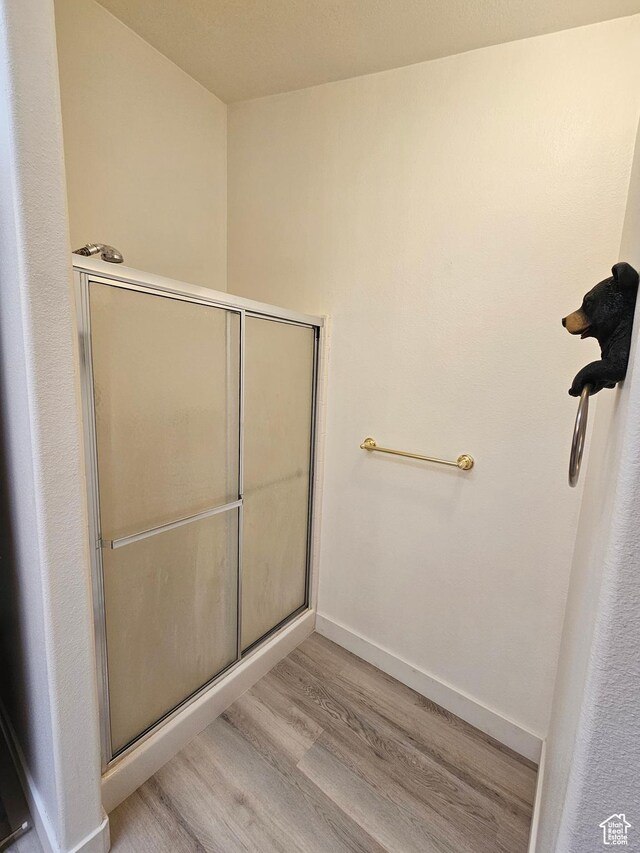 2350 S Red Creek Rd, Fruitland, UT 84027 - full bath featuring baseboards, wood finished floors, and a stall shower