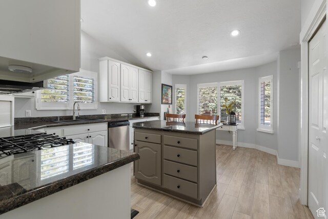 376 W Golden Harvest Rd, Draper, UT 84020 - kitchen with a wealth of natural light, a sink, a center island, and dishwasher