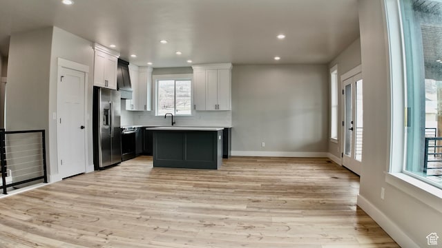 kitchen featuring light wood-style flooring, recessed lighting, baseboards, and stainless steel appliances