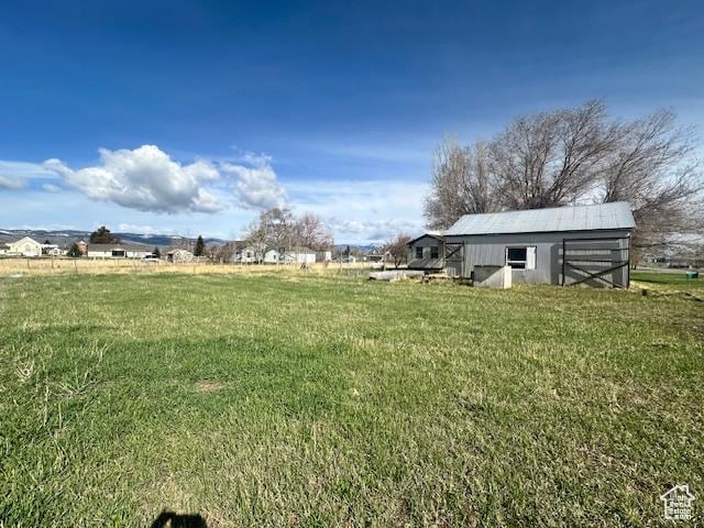 view of yard with an outbuilding
