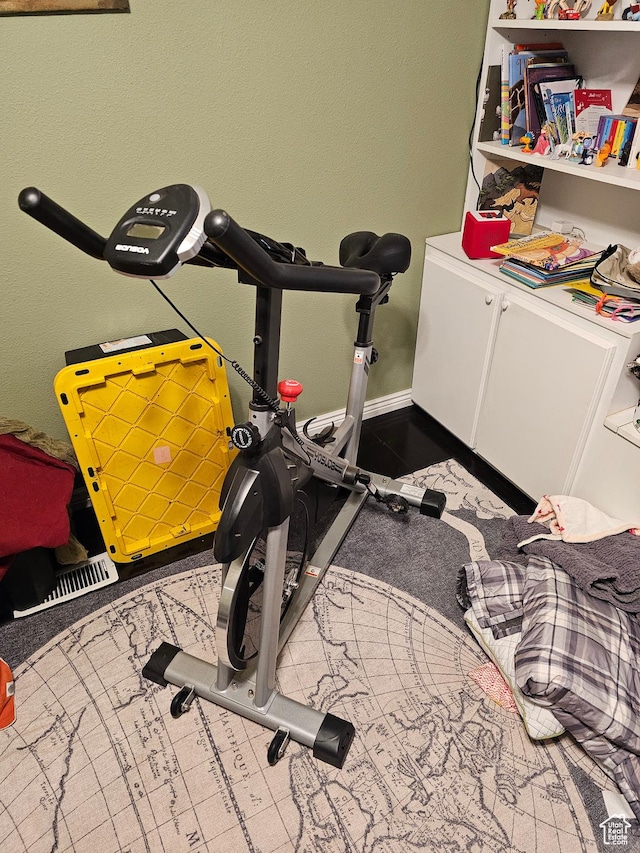 workout area featuring baseboards
