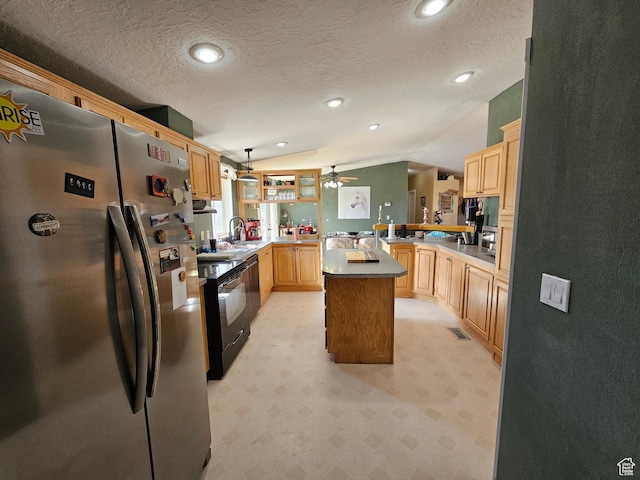 kitchen with vaulted ceiling, electric range, visible vents, freestanding refrigerator, and a peninsula