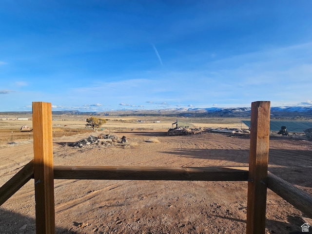 view of yard featuring a mountain view