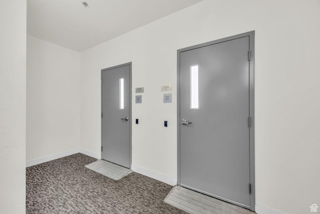 entryway featuring carpet and baseboards