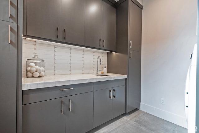 7045 E Moon Light Dr, Heber City, UT 84032 - bar featuring a sink, backsplash, and baseboards
