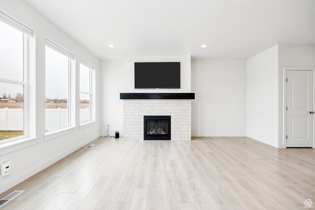 538 N 550 W, Smithfield, UT 84335 - unfurnished living room with visible vents, baseboards, a fireplace, recessed lighting, and light wood-type flooring