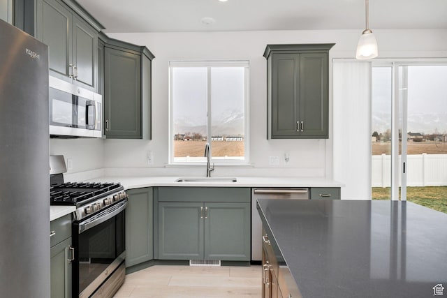 538 N 550 W, Smithfield, UT 84335 - kitchen featuring stainless steel appliances, a sink, pendant lighting, visible vents, and light wood-style flooring