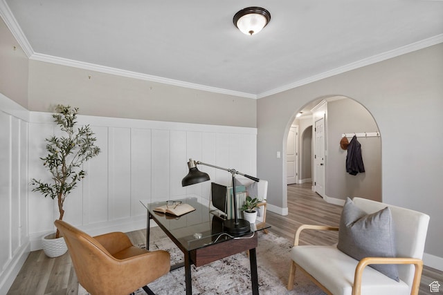 5025 N Shady Bend Ln, Lehi, UT 84043 - living area featuring light wood finished floors, arched walkways, ornamental molding, and baseboards