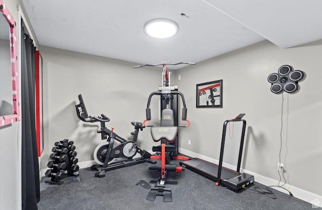 exercise area featuring baseboards