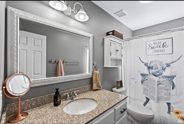 full bath with toilet, vanity, curtained shower, and visible vents