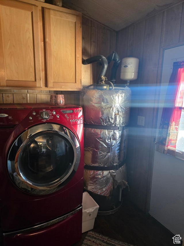 laundry area featuring cabinet space and washer / dryer
