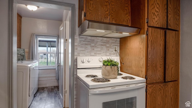 kitchen featuring under cabinet range hood, white range with electric cooktop, backsplash, light wood-style flooring, and brown cabinetry