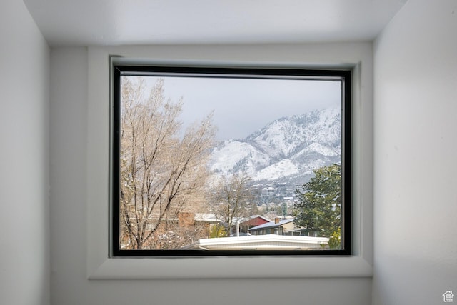 room details featuring a mountain view