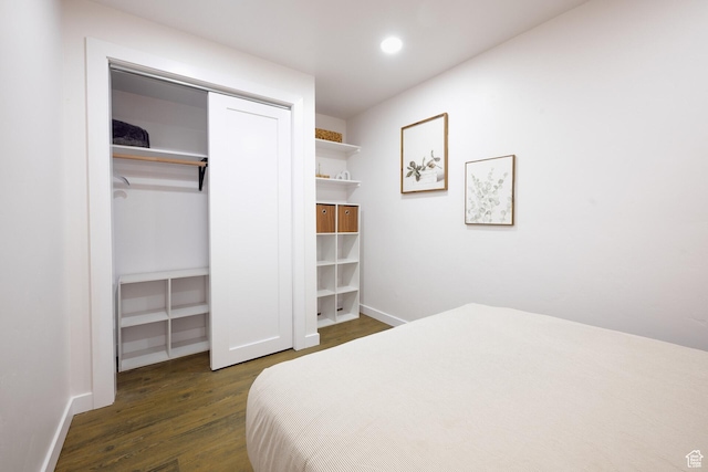 bedroom featuring a closet, baseboards, recessed lighting, and wood finished floors