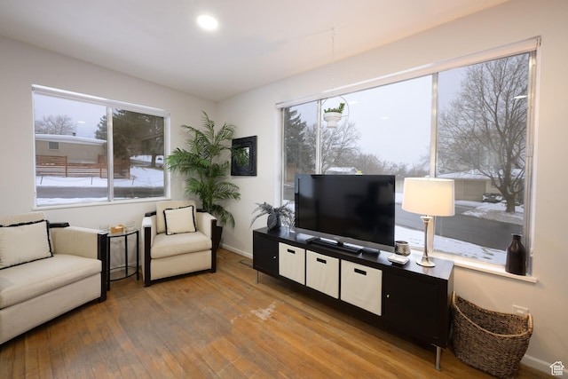 living area with light wood-style flooring and baseboards