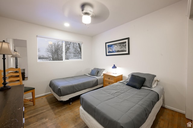 bedroom featuring hardwood / wood-style floors, baseboards, and a ceiling fan