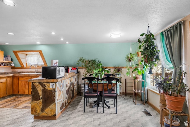 2586 S Red Willow Ln Unit 607, Heber City, UT 84032 - dining area with visible vents, a textured ceiling, recessed lighting, and light floors