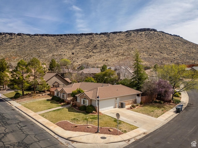 bird's eye view with a mountain view