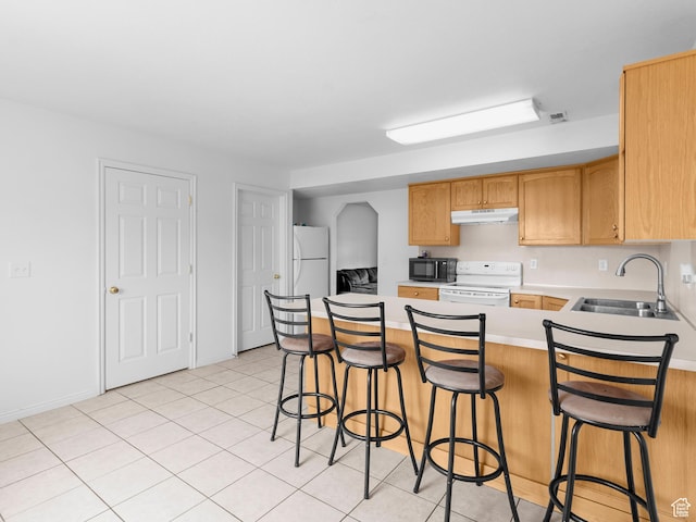 476 W 365 S, Logan, UT 84321 - kitchen featuring white appliances, under cabinet range hood, a sink, visible vents, and a peninsula