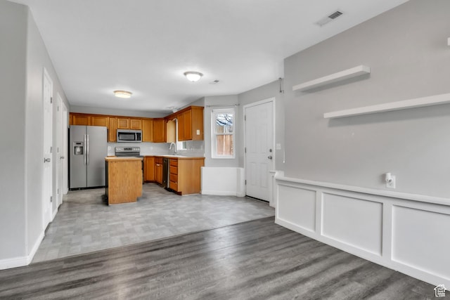 565 N Lynnbrook Dr, Spanish Fork, UT 84660 - kitchen with light countertops, visible vents, a kitchen island, appliances with stainless steel finishes, and a sink
