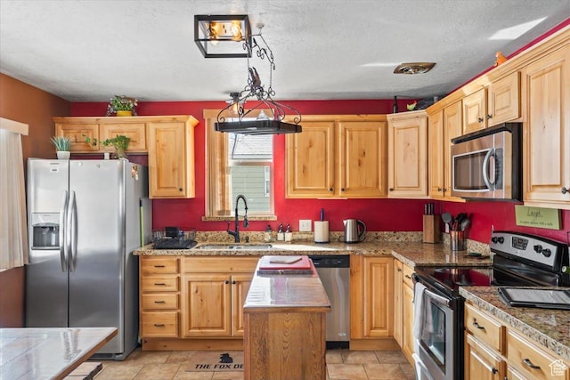 3824 S 500 E, South Salt Lake, UT 84106 - kitchen featuring a sink, stainless steel appliances, a center island, and a textured ceiling