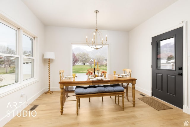 486 W 1200 N, Mapleton, UT 84664 - dining area with baseboards, visible vents, light wood-style flooring, and a chandelier