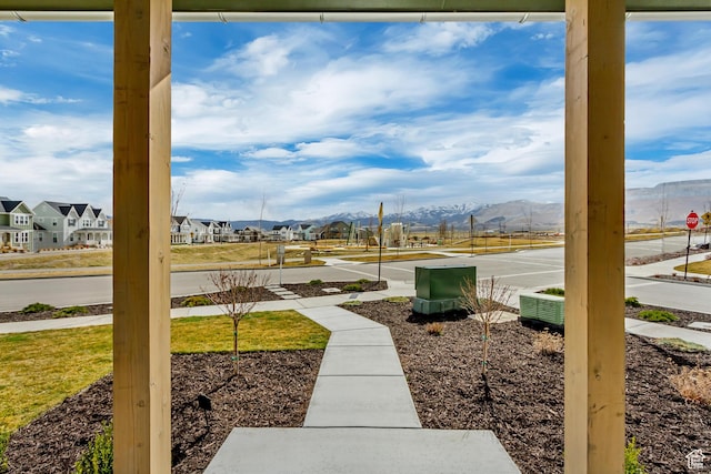 view of yard featuring a residential view and a mountain view