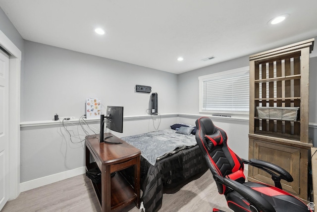bedroom with baseboards, visible vents, wood finished floors, and recessed lighting