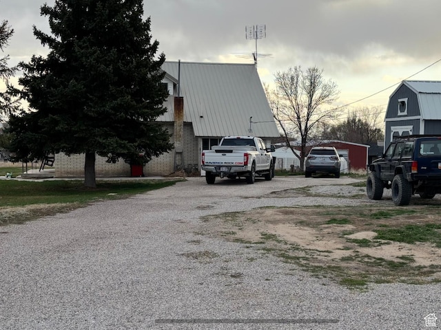 view of front of property with gravel driveway