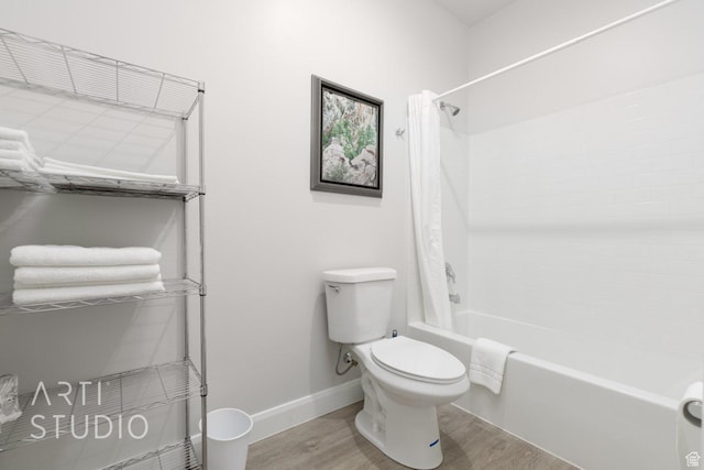 full bathroom featuring baseboards, shower / bath combo with shower curtain, wood finished floors, and toilet