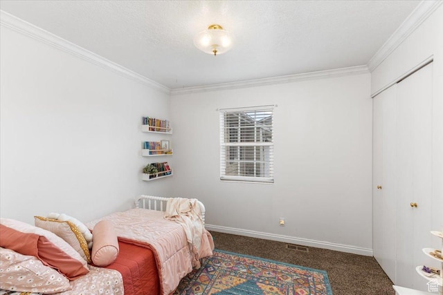 bedroom with visible vents, a textured ceiling, crown molding, and carpet