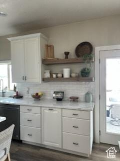 4190 W Delray N Unit 39, Vernal, UT 84078 - bar featuring tasteful backsplash, dishwasher, and dark wood-style floors