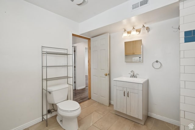 148 N Center St, Midway, UT 84049 - bathroom featuring toilet, vanity, baseboards, and visible vents