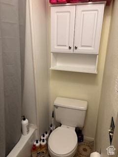 1450 N Sagewood Rd E Unit 17, Price, UT 84501 - bathroom with a tub to relax in, toilet, and a shower with shower curtain