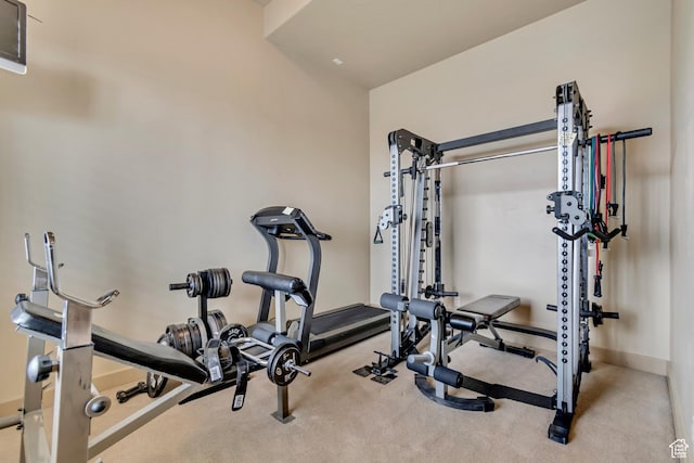 workout area with baseboards and carpet
