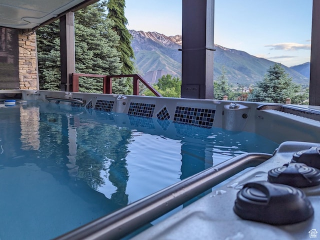 2524 E 700 S, Springville, UT 84663 - view of swimming pool featuring a hot tub and a mountain view