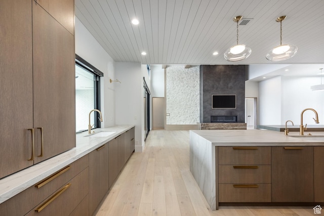 13926 S Jarvie Ln E, Draper, UT 84020 - kitchen featuring open floor plan, a sink, and modern cabinets