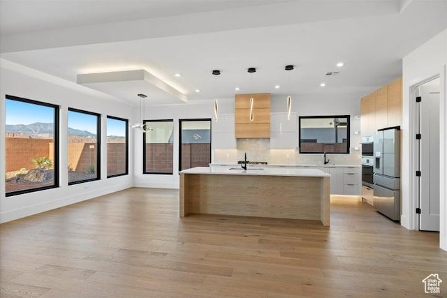 121 E Terrace Ln, Ivins, UT 84738 - kitchen with modern cabinets, tasteful backsplash, stainless steel appliances, and light wood-style floors