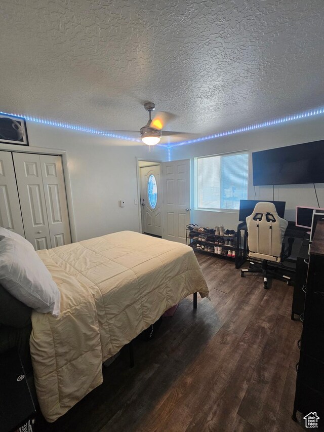 345 E 800 N, Duchesne, UT 84021 - bedroom with dark wood-type flooring, a textured ceiling, and a ceiling fan