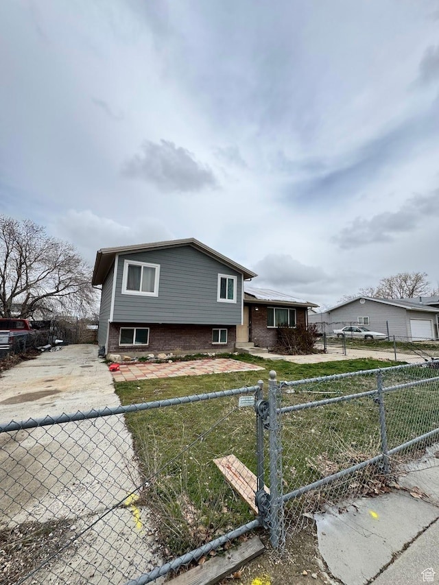 627 E Valley View Dr, Tooele, UT 84074 - tri-level home featuring driveway and a fenced front yard