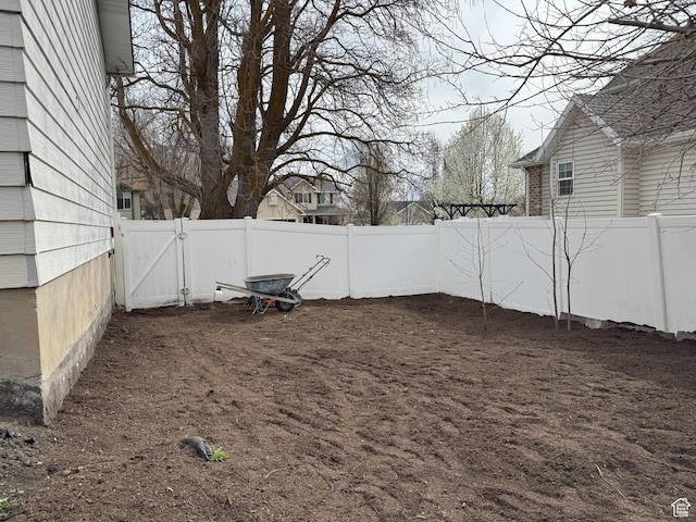 95 E Continental Dr S Unit 61-G, Farmington, UT 84025 - view of yard featuring a gate and a fenced backyard